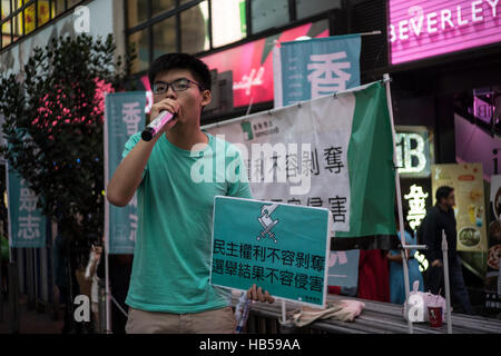 Hong Kong. 4. Dezember 2016. Hong Kong politische Partei stand auf der Straße in Causeway Bay, Hong Kong Demosisto aufgebaut. Seine Sekretärin allgemeine Joshua Wong rief die Menschen zur Teilnahme an der Kampagne halten nächste Woche das Thema Disqualifikation des Gesetzgebers ist. © Chan Long Hei/Pacific Press/Alamy Live-Nachrichten Stockfoto