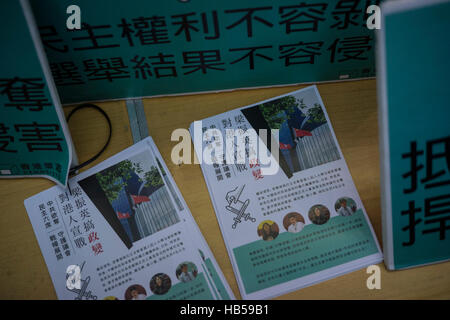 Hong Kong. 4. Dezember 2016. Hong Kong politische Partei stand auf der Straße in Causeway Bay, Hong Kong Demosisto aufgebaut. Seine Sekretärin allgemeine Joshua Wong rief die Menschen zur Teilnahme an der Kampagne halten nächste Woche das Thema Disqualifikation des Gesetzgebers ist. © Chan Long Hei/Pacific Press/Alamy Live-Nachrichten Stockfoto