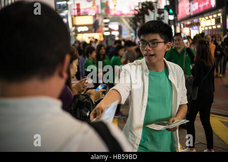 Hong Kong. 4. Dezember 2016. Hong Kong politische Partei stand auf der Straße in Causeway Bay, Hong Kong Demosisto aufgebaut. Seine Sekretärin allgemeine Joshua Wong rief die Menschen zur Teilnahme an der Kampagne halten nächste Woche das Thema Disqualifikation des Gesetzgebers ist. © Chan Long Hei/Pacific Press/Alamy Live-Nachrichten Stockfoto