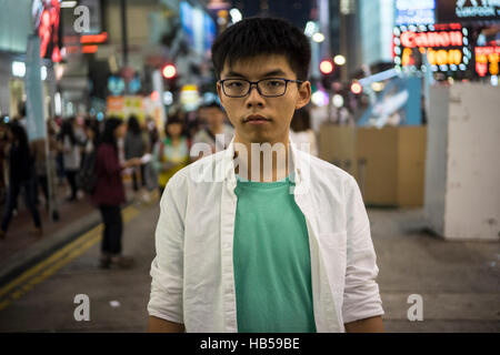 Hong Kong. 4. Dezember 2016. Hong Kong politische Partei stand auf der Straße in Causeway Bay, Hong Kong Demosisto aufgebaut. Seine Sekretärin allgemeine Joshua Wong rief die Menschen zur Teilnahme an der Kampagne halten nächste Woche das Thema Disqualifikation des Gesetzgebers ist. © Chan Long Hei/Pacific Press/Alamy Live-Nachrichten Stockfoto