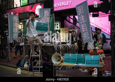 Hong Kong. 4. Dezember 2016. Hong Kong politische Partei stand auf der Straße in Causeway Bay, Hong Kong Demosisto aufgebaut. Seine Sekretärin allgemeine Joshua Wong rief die Menschen zur Teilnahme an der Kampagne halten nächste Woche das Thema Disqualifikation des Gesetzgebers ist. © Chan Long Hei/Pacific Press/Alamy Live-Nachrichten Stockfoto