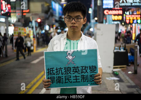 Hong Kong. 4. Dezember 2016. Hong Kong politische Partei stand auf der Straße in Causeway Bay, Hong Kong Demosisto aufgebaut. Seine Sekretärin allgemeine Joshua Wong rief die Menschen zur Teilnahme an der Kampagne halten nächste Woche das Thema Disqualifikation des Gesetzgebers ist. © Chan Long Hei/Pacific Press/Alamy Live-Nachrichten Stockfoto