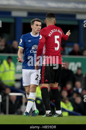 Everton Seamus Coleman (links) spricht mit Manchester Uniteds Marcos Rojo (rechts) nach einem Foul in der Premier-League-Spiel im Goodison Park, Liverpool. Stockfoto