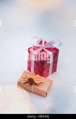 Weihnachts-Geschenk setzen auf dem Schnee im freien Stockfoto