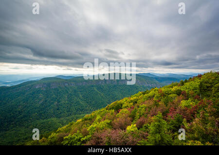 Anfang Herbst Blick auf die Blue Ridge Mountains von Hawksbill Berg, auf dem Rand des Linville Gorge, im Pisgah National Forest, North Carolina. Stockfoto