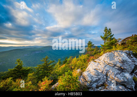 Am Abend Blick auf die Blue Ridge Mountains von Table Rock, am Rand des Linville Gorge im Pisgah National Forest, North Carolina. Stockfoto