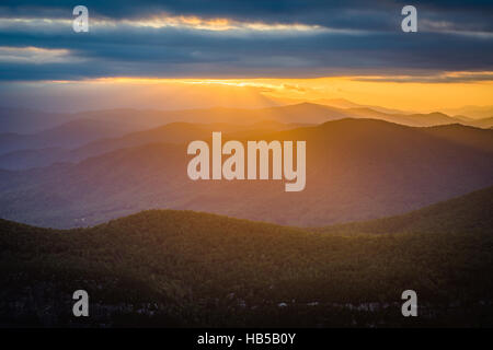 Sonnenuntergang über den Blue Ridge Mountains von Table Rock, am Rand des Linville Gorge im Pisgah National Forest, North Carolina. Stockfoto