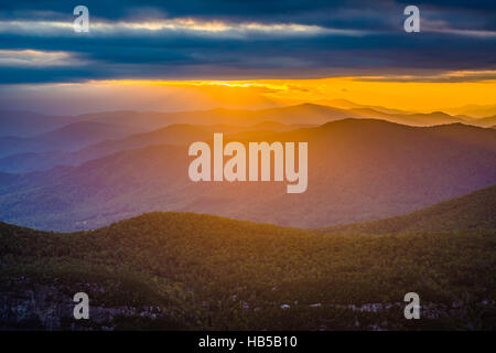 Sonnenuntergang über den Blue Ridge Mountains von Table Rock, am Rand des Linville Gorge im Pisgah National Forest, North Carolina. Stockfoto