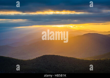 Sonnenuntergang über den Blue Ridge Mountains von Table Rock, am Rand des Linville Gorge im Pisgah National Forest, North Carolina. Stockfoto
