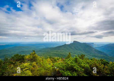 Blick auf die Blue Ridge Mountains von Hawksbill Berg, auf dem Rand des Linville Gorge, im Pisgah National Forest, North Carolina. Stockfoto