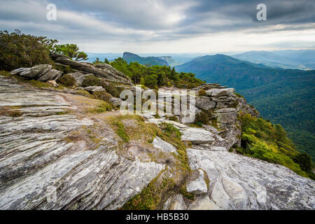 Blick auf die Blue Ridge Mountains von Hawksbill Berg, am Rand der Schlucht Linville, im Pisgah National Forest, North Carolina. Stockfoto