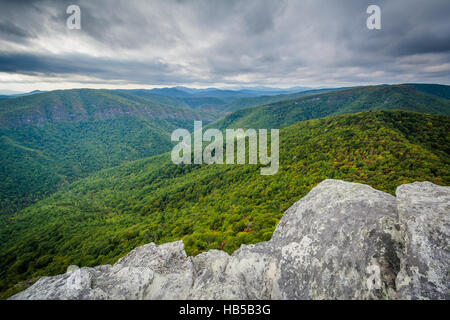 Blick auf die Schlucht Linville von Hawksbill Berg, im Pisgah National Forest, North Carolina. Stockfoto