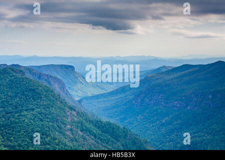Blick auf die Schlucht Linville von Hawksbill Berg, im Pisgah National Forest, North Carolina. Stockfoto