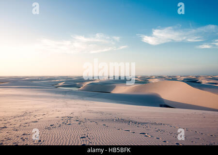 Lencois Maranhenses National Park, Brasilien, niedrig, flach, überfluteten Land, überlagert mit großen, diskreten Sanddünen mit blauen und grünen Lagunen Stockfoto