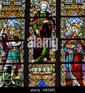 Glasfenster in der Kirche von Braine-le-Chateau, Belgien, Darstellung von St. Michael (mit dem Gesicht von König Albert i. von Belgien), St. Josef und St. Stockfoto