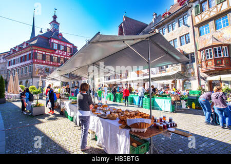 STEIN AM RHEIN, Schweiz - Juli 2016 - traditionellen Markt in der Altstadt von Stein am Rhein Dorf mit bunten alten Häusern, Kanton Scha Stockfoto