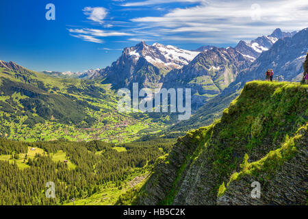 Grindelwald-Tal unter Eiger, Jungfrau und Monch späht in Schweizer Alpen aus männlichen, Schweiz Stockfoto