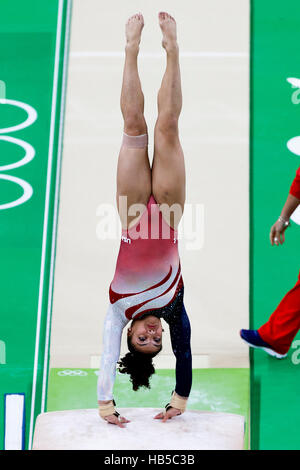 Rio De Janeiro, Brasilien. 9. August 2016.  Lauren Hernandez (USA) führt den Tresor in der Gold-Medaille gewinnen Frauen Gymnastik Team um die 20 Stockfoto