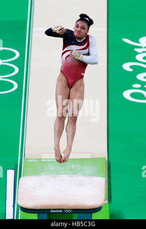Rio De Janeiro, Brasilien. 9. August 2016.  Lauren Hernandez (USA) führt den Tresor in der Gold-Medaille gewinnen Frauen Gymnastik Team um die 20 Stockfoto
