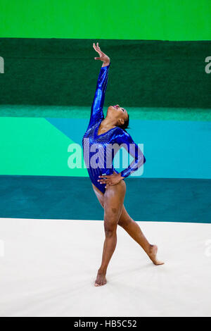 Rio De Janeiro, Brasilien. 9. August 2016. Rebeca Andrade (BRA) führt das Bodenturnen im Team-Wettbewerb bei den Olympischen Sommerspielen 2016. © Paul Stockfoto