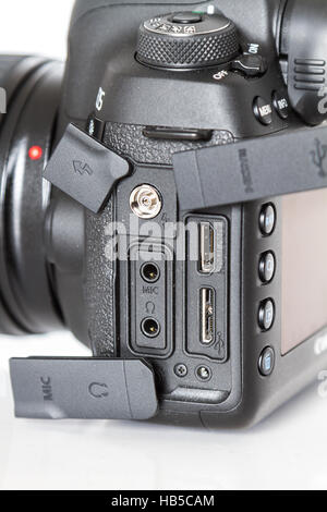Canon 5D Mark IV Kamera zeigt Conectors mit Canon EF 24-70mm f/2,8 L II USM Objektiv auf weißem Hintergrund Stockfoto
