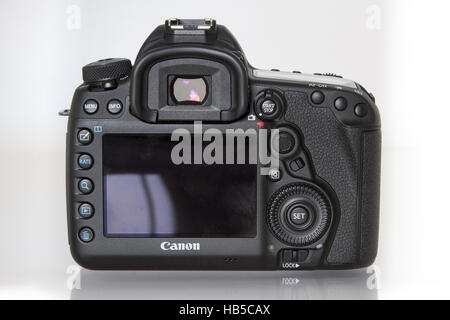 Canon 5D Mark IV. 30 Mpx Kamera Körper von hinten auf einem weißen Hintergrund Stockfoto