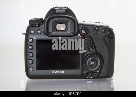 Canon 5D Mark IV. 30 Mpx Kamera aus einem weißen Hintergrund aus- Stockfoto