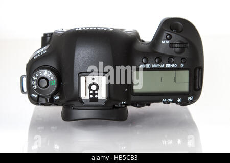 Canon 5D Mark IV. 30 Mpx Kamera auf weißem Hintergrund Stockfoto