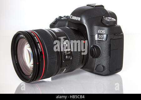 Canon 5D Mark IV-Kamera mit Canon EF 24-105 mm f/4 USM II Objektiv auf weißem Hintergrund Stockfoto