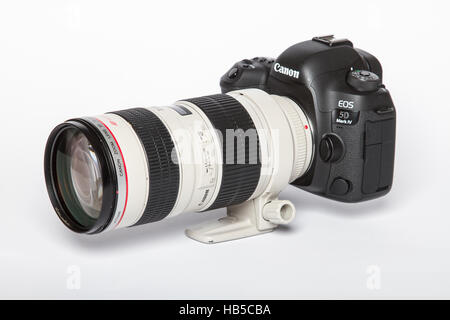 Canon 5D Mark IV-Kamera mit Canon EF 70-200 mm f/4 USM II Objektiv auf weißem Hintergrund Stockfoto