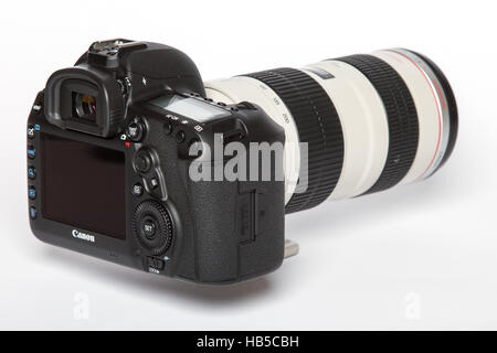 Canon 5D Mark IV-Kamera mit Canon EF 70-200 mm f/4 USM II Objektiv auf weißem Hintergrund Stockfoto