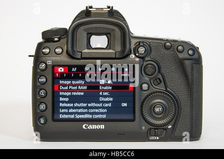 Canon 5D Mark IV. 30 Mpx Kamera Körper von hinten mit doppelten Pixell Menü auf weißem Hintergrund Stockfoto