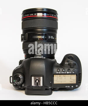 Canon 5D Mark IV-Kamera mit Canon EF 24-105 mm f/4 USM II Objektiv auf weißem Hintergrund Stockfoto