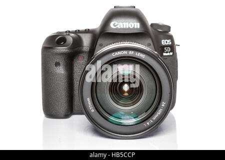Canon 5D Mark IV-Kamera mit Canon EF 24-105 mm f/4 USM II Objektiv auf weißem Hintergrund Stockfoto