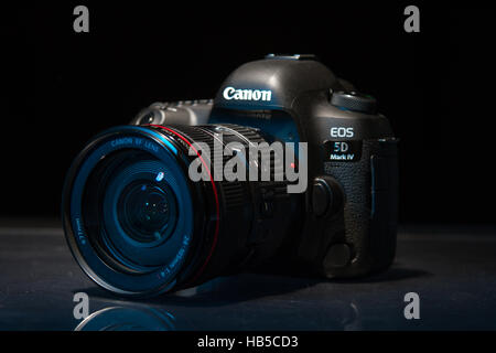 Canon 5D Mark IV-Kamera mit Canon EF 70-200mm f/2,8 L II USM Objektiv auf einem dunklen Hintergrund Stockfoto