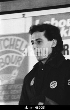 Peter Tatchell.    Michael Foot unterstützt Peter Tatchell als Kandidat der Labour in Bermondsey durch Wahl, 1983.  Simon Hughes stand für die liberale Partei. Nach einer bitteren Kampagne die Liberalen verwendet homophobe Abstriche gegen Tatchell riesige Gewinne machen und nahm den Platz *** lokalen Caption *** mit Mehrheit der abgegebenen Stimmen. Labour Abstimmung fiel von 63,6 Prozent im Mai 1979 auf 26,1 Prozent als Tatchell ein entferntes zweites kam, während der konservative Kandidat, Robert Hughes, nur vierten Platz geschafft. Mit einem Schwung von 44,2 % bleibt die 1983 Bermondsey Nachwahl der größten Nachwahl sw Stockfoto