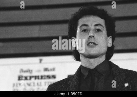 Peter Tatchell.    Michael Foot unterstützt Peter Tatchell als Kandidat der Labour in Bermondsey durch Wahl, 1983.  Simon Hughes stand für die liberale Partei. Nach einer bitteren Kampagne die Liberalen verwendet homophobe Abstriche gegen Tatchell riesige Gewinne machen und nahm den Platz *** lokalen Caption *** mit Mehrheit der abgegebenen Stimmen. Labour Abstimmung fiel von 63,6 Prozent im Mai 1979 auf 26,1 Prozent als Tatchell ein entferntes zweites kam, während der konservative Kandidat, Robert Hughes, nur vierten Platz geschafft. Mit einem Schwung von 44,2 % bleibt die 1983 Bermondsey Nachwahl der größten Nachwahl sw Stockfoto