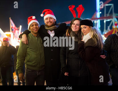 Besucher genießen die Fahrten und Sehenswürdigkeiten im Winter-Wunderland Hyde Park in London. Stockfoto