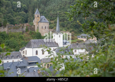 Esch-Sur-Sûre Schloss und Kirche Stockfoto