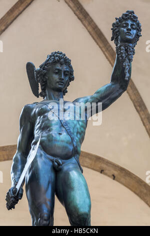 Bronze-Skulptur des Perseus mit der Kopf der Medusa auf der Piazza della Signoria, Florenz, Italien, gefertigt von Benvenuto Cellini im Jahre 1545 Stockfoto