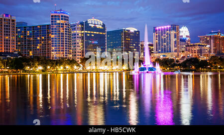 Orlando, Florida Stadt Skyline und Wasser-Brunnen in der Nacht in Lake Eola Park, Gebäude Logos verschwommen für den gewerblichen Einsatz) Stockfoto