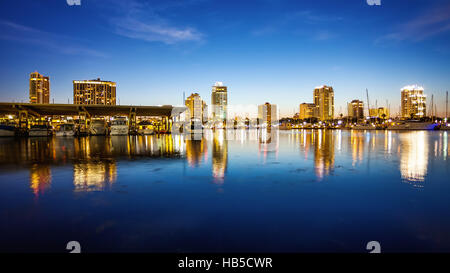 St. Petersburg, Florida Skyline und Marina Stadtbild als Nacht fällt Stockfoto