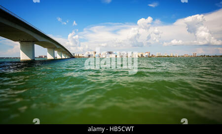 Die Innenstadt von Sarasota, Florida Stadtbild Skyline und die Brücke über Sarasota bay Stockfoto