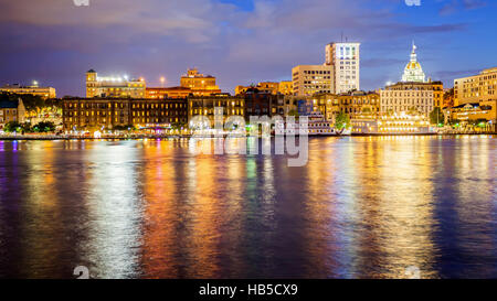 Skyline der Innenstadt Savannah, Georgia über den Savannah River als Nacht fällt Stockfoto