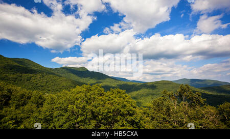 Clouds roll vorbei an den malerischen grünen Berge von Blue Ridge Parkway in Asheville, North Carolina Stockfoto
