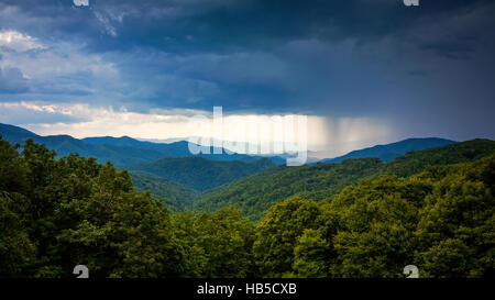 Gewitter weht den Appalachen entlang der Blue Ridge Parkway in Asheville, North Carolina Stockfoto