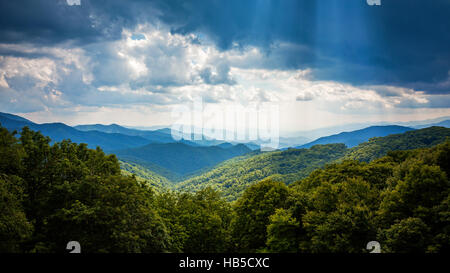 Sonnenstrahlen und Gewitterwolken in den Appalachen entlang der Blue Ridge Parkway in Asheville, North Carolina Stockfoto