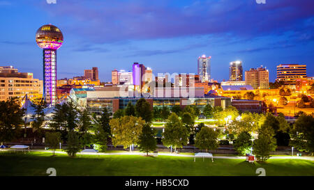 Die Innenstadt von Knoxville, Tennessee Stadt Skyline und Stadt Lichter in der Nacht Stockfoto