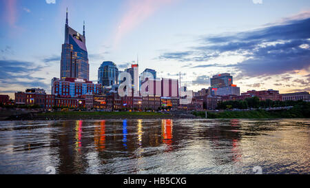 Skyline der Stadt Nashville, Tennessee über den Cumberland River (Logo ist für den gewerblichen Gebrauch unscharf) Stockfoto