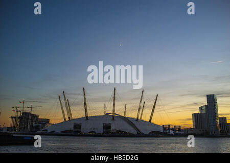 London, UK. 4. Dezember 2016. Der Sonnenuntergang auf die O2 und die Docks im Bild die aus Ost-Indien-Dock-Becken. Die O2-Arena ist ein großes Vergnügungsviertel auf der Greenwich Halbinsel in South East London. Bildnachweis: Alberto Pezzali/Pacific Press/Alamy Live-Nachrichten Stockfoto